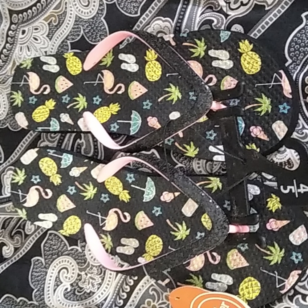 Wander Nations women's flip flops size 4-5 multi colored